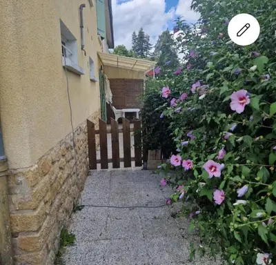 Jardin de l'établissement Appartement t2 proche Lascaux