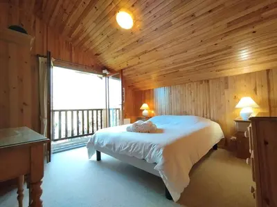 Un ou plusieurs lits dans un hébergement de l'établissement Chalet en vallée Dordogne, jardin privé et piscine partagée - FR-1-828-4