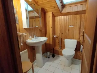 Salle de bains dans l'établissement Chalet en vallée Dordogne, jardin privé et piscine partagée - FR-1-828-4
