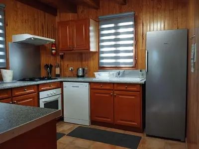 Cuisine ou kitchenette dans l'établissement Chalet en vallée Dordogne, jardin privé et piscine partagée - FR-1-828-4