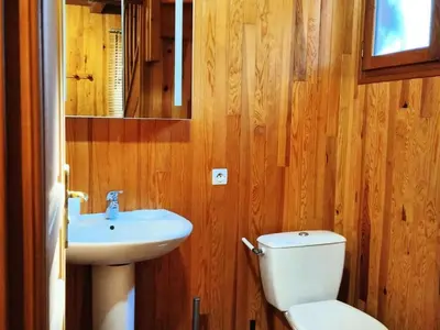 Salle de bains dans l'établissement Chalet en vallée Dordogne, jardin privé et piscine partagée - FR-1-828-4