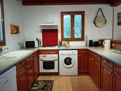 Cuisine ou kitchenette dans l'établissement Chalet cosy au vert pour 6 avec piscine et Wi-Fi, proche Souillac - FR-1-828-3