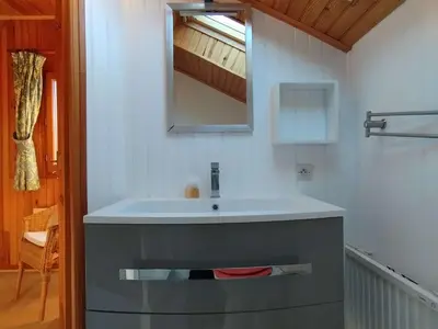 Salle de bains dans l'établissement Chalet cosy au vert pour 6 avec piscine et Wi-Fi, proche Souillac - FR-1-828-3
