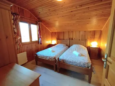 Un ou plusieurs lits dans un hébergement de l'établissement Chalet cosy au vert pour 6 avec piscine et Wi-Fi, proche Souillac - FR-1-828-3