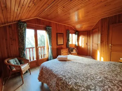 Un ou plusieurs lits dans un hébergement de l'établissement Chalet cosy au vert pour 6 avec piscine et Wi-Fi, proche Souillac - FR-1-828-3