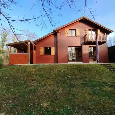 Chalet cosy au vert pour 6 avec piscine et Wi-Fi