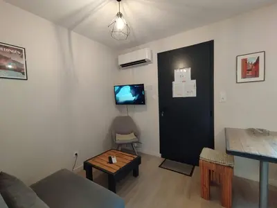 Télévision ou salle de divertissement dans l'établissement Collonges, éco-container PMR avec climatisation et parking privé - FR-1-828-13