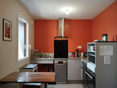Cuisine ou kitchenette dans l'établissement Collonges, éco-container PMR avec climatisation et parking privé - FR-1-828-13