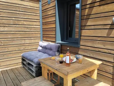 Coin salon dans l'établissement Collonges, éco-container PMR avec climatisation et parking privé - FR-1-828-13