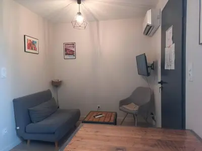 Coin salon dans l'établissement Collonges, éco-container PMR avec climatisation et parking privé - FR-1-828-13