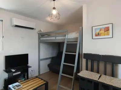 Télévision ou salle de divertissement dans l'établissement Duplex éco-conçu avec terrasses, climatisation, Wi-Fi, parking - FR-1-828-12