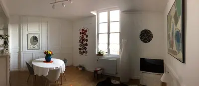 Télévision ou salle de divertissement dans l'établissement Les clairettes