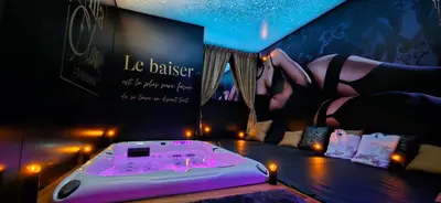 Un ou plusieurs lits dans un hébergement de l'établissement VILLA CLOSE BRIVE centre - LOVE ROOM - SPA privatif