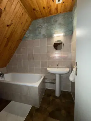 Salle de bains dans l'établissement Le Domaine Belinay