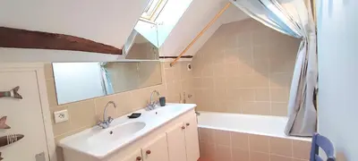 Salle de bains dans l'établissement La Mondee