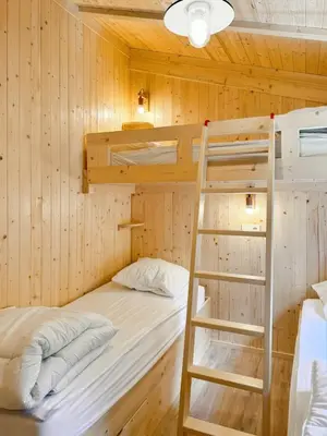 Un ou plusieurs lits dans un hébergement de l'établissement Chalet sur pilotis, séjour insolite en forêt 5pers