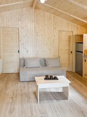 Cuisine ou kitchenette dans l'établissement Chalet sur pilotis, séjour insolite en forêt 5pers