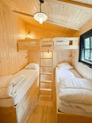 Un ou plusieurs lits dans un hébergement de l'établissement Chalet sur pilotis, séjour insolite en forêt 5pers