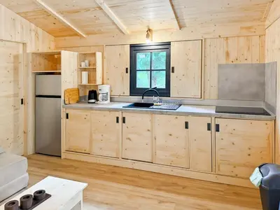 Cuisine ou kitchenette dans l'établissement Chalet sur pilotis, séjour insolite en forêt 5pers
