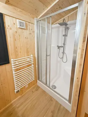 Salle de bains dans l'établissement Chalet sur pilotis, séjour insolite en forêt 5pers