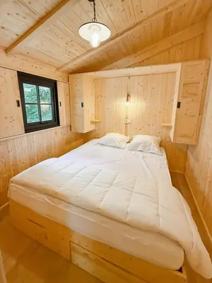 Un ou plusieurs lits dans un hébergement de l'établissement Chalet sur pilotis, séjour insolite en forêt 5pers