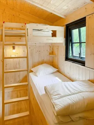 Un ou plusieurs lits dans un hébergement de l'établissement Chalet sur pilotis, séjour insolite en forêt 5pers