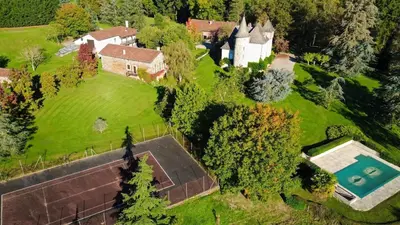 Vue panoramique sur l'établissement La Maison du Château de La Borie - Maurs - Cantal