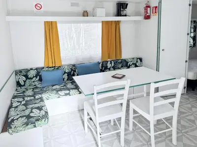 Coin salon dans l'établissement Mobil-home Le Cerisier, 4 pers