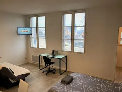 Télévision ou salle de divertissement dans l'établissement Appartement double dans le centre de Limoges