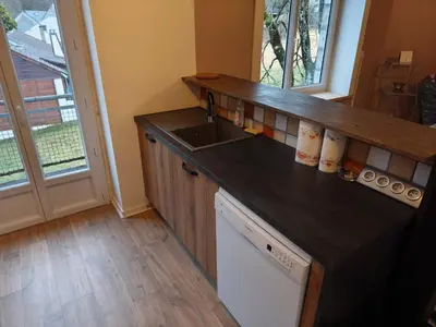 Cuisine ou kitchenette dans l'établissement La Bourboule - Étoile des neiges - Ambiance montagne - Appartement rénové, 2 chambres Wifi - Randonnée la Roche des Fées