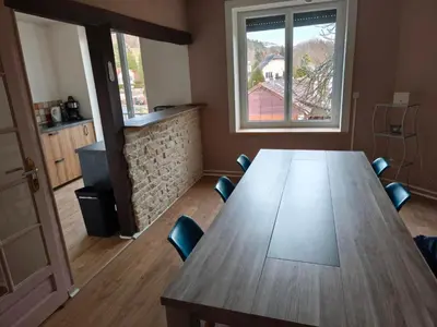 Cuisine ou kitchenette dans l'établissement La Bourboule - Étoile des neiges - Ambiance montagne - Appartement rénové, 2 chambres Wifi - Randonnée la Roche des Fées