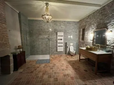 Salle de bains dans l'établissement Chateau La Chassagne