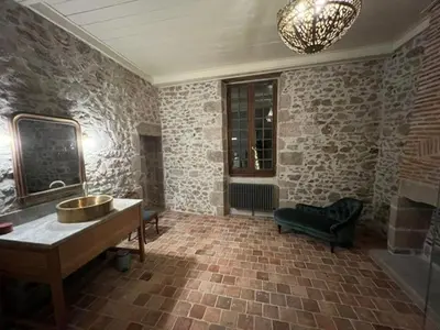 Salle de bains dans l'établissement Chateau La Chassagne