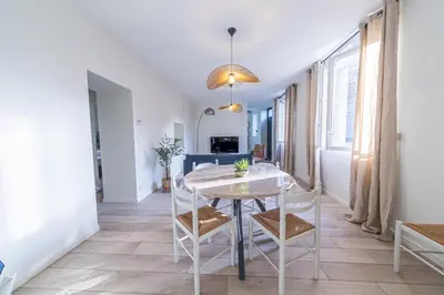 Télévision ou salle de divertissement dans l'établissement Le Berthelot Coeur de Brive - 2 Chambres