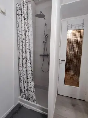 Salle de bains dans l'établissement Pierre du Lac - Maison Aydat
