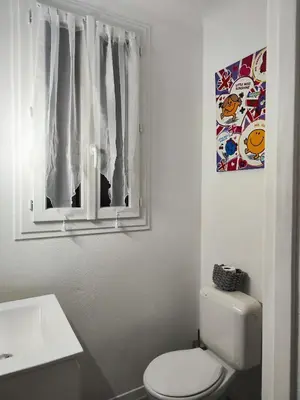 Salle de bains dans l'établissement Pierre du Lac - Maison Aydat