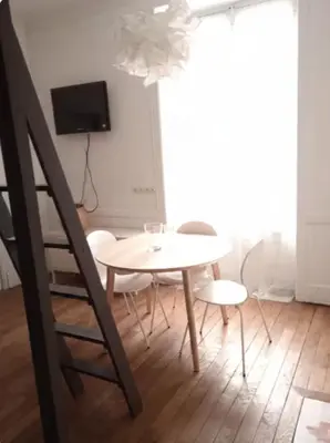 Télévision ou salle de divertissement dans l'établissement Studio Mont-Dore Ancien Palace, face aux Thermes