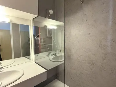 Salle de bains dans l'établissement Bel Appartement T3, Rénové, 2 Chambres, Ski à 200m - FR-1-787-145