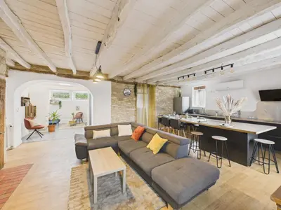 Télévision ou salle de divertissement dans l'établissement Superbe maison avec piscine et jardin pour 8