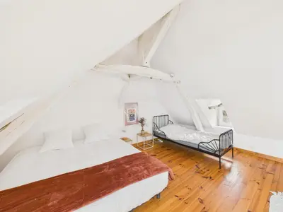 Un ou plusieurs lits dans un hébergement de l'établissement Superbe maison avec piscine et jardin pour 8