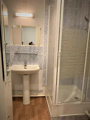 Salle de bains dans l'établissement Studio dans l'hypercentre de Limoges