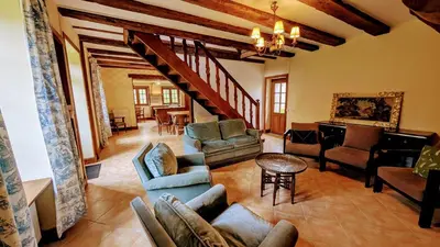 Coin salon dans l'établissement Maison des bois