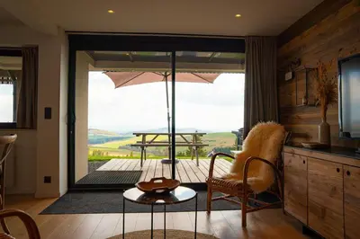 Coin salon dans l'établissement Renovated Chalet Near Super-Besse Ski Slopes