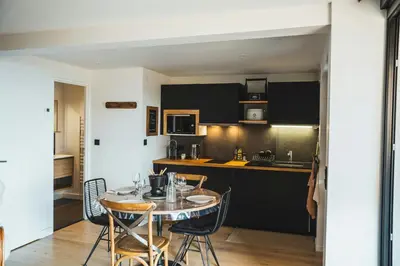 Cuisine ou kitchenette dans l'établissement Renovated Chalet Near Super-Besse Ski Slopes