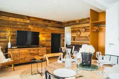 Télévision ou salle de divertissement dans l'établissement Renovated Chalet Near Super-Besse Ski Slopes