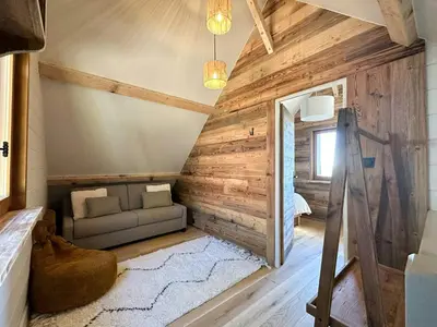 Coin salon dans l'établissement Renovated Chalet With Ski Access At Super-Besse