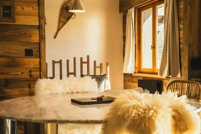 Coin salon dans l'établissement Renovated Chalet With Ski Access At Super-Besse