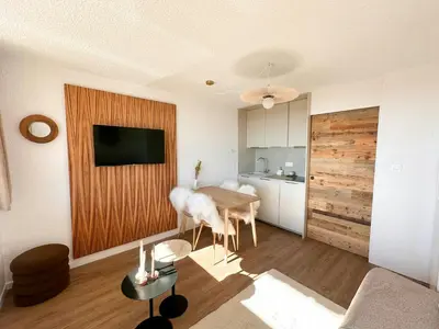 Télévision ou salle de divertissement dans l'établissement Renovated Studio Near Super-Besse Ski Slopes