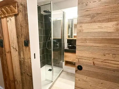 Salle de bains dans l'établissement Renovated Studio Near Super-Besse Ski Slopes