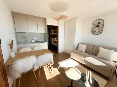 Coin salon dans l'établissement Renovated Studio Near Super-Besse Ski Slopes